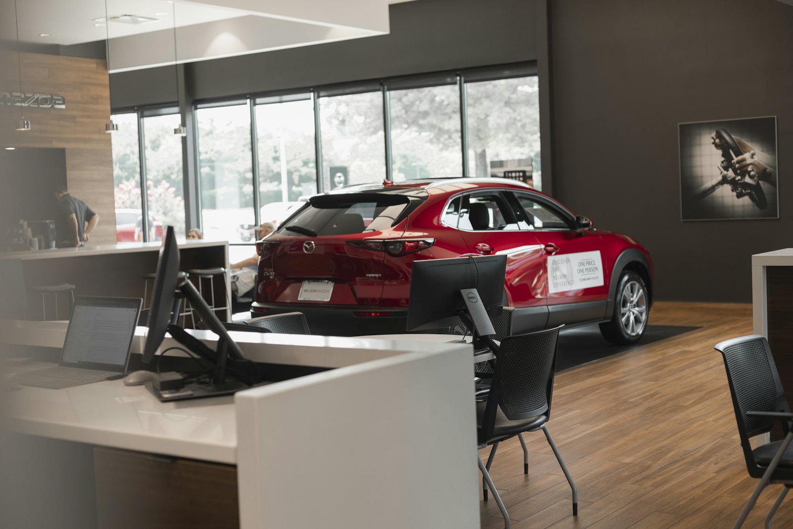 Bil i et showroom hos en bilforhandler