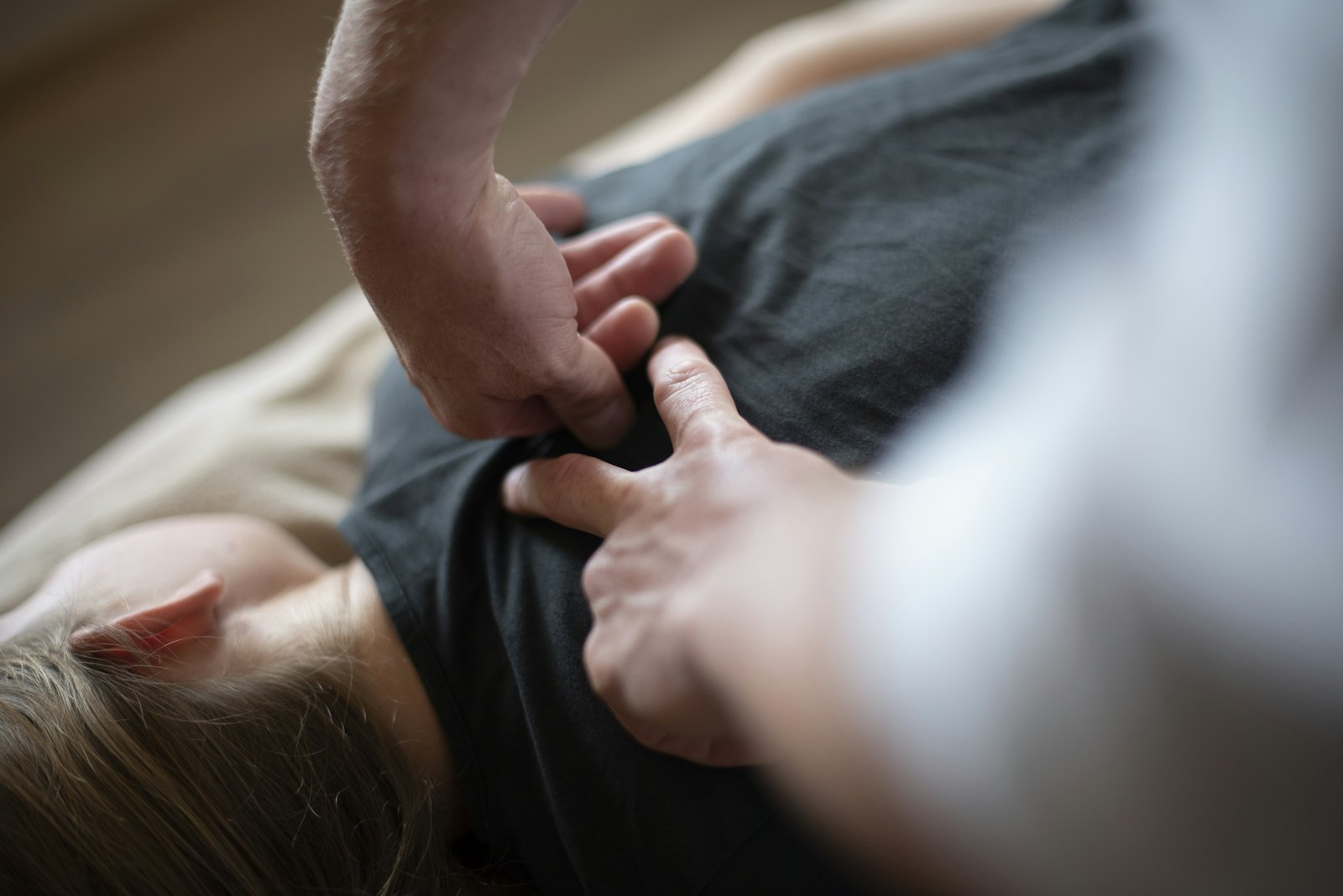 Kiropraktor behandler en patients ryg på briksen
