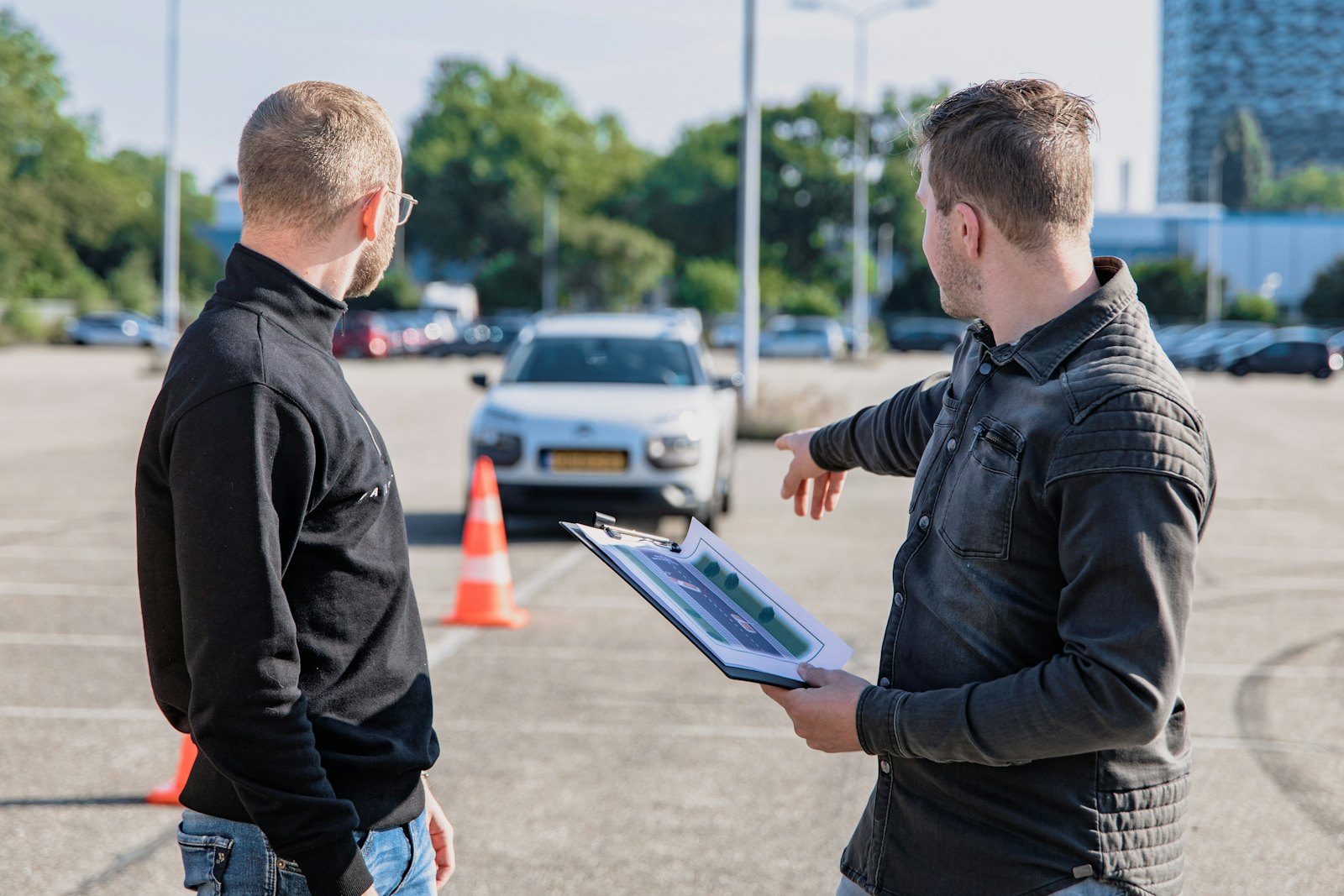 Kørelærer instruerer en elev på en manøvrebane