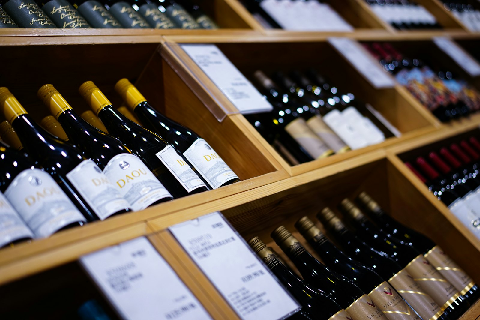 Vinflasker på hylder i en vinhandel